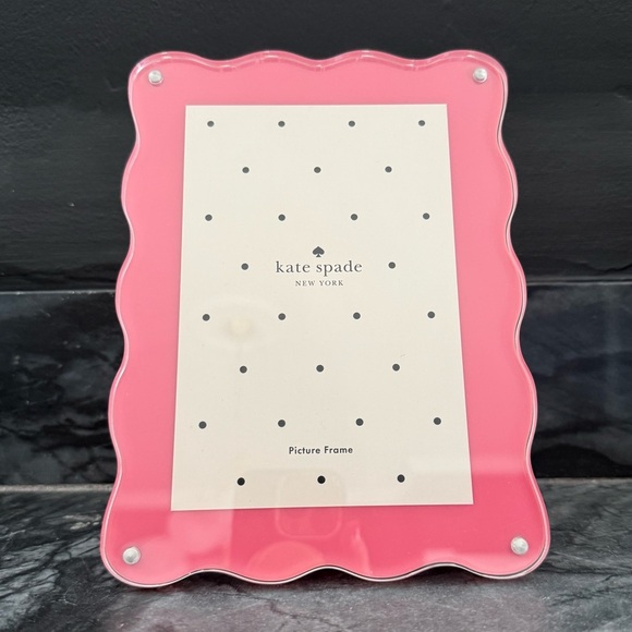 NWT Kate Spade Wavy Pink Acrylic Magnetic Picture Frame, Fits up to 5” x 7” - Picture 2 of 7